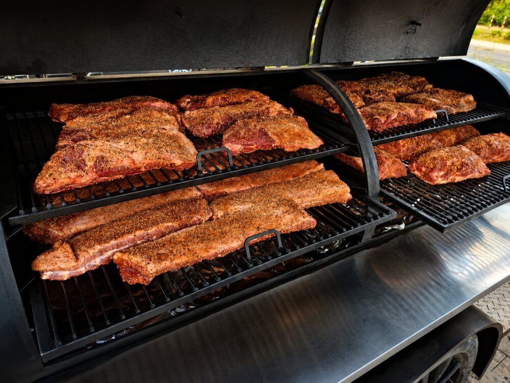 Smoker mit Fleisch